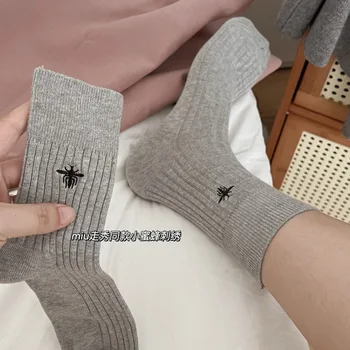 Crew Gatvės mados medvilninės kojinės Vyrai Moterys Klasikinis Bičių siuvinėjimas Įgulos kojinės Gera aukštos kokybės korėjietiško stiliaus sportinė kojinė