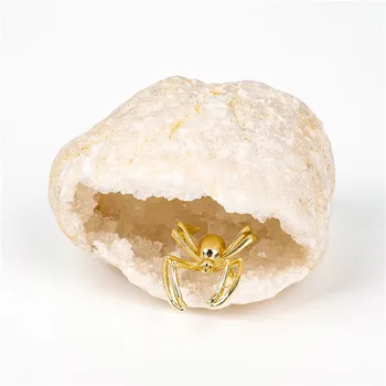 Suasmeninta! Natūraliame agato geodo kristalų skylės mineraliniame pavyzdyje yra metalinių vorų unikali namų baldų kolekcija